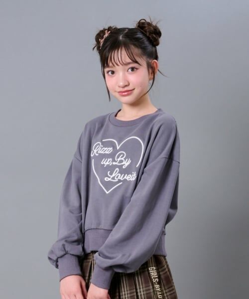 by LOVEiT / バイ ラビット スウェット | ハートロゴプルオーバー（チャコール）