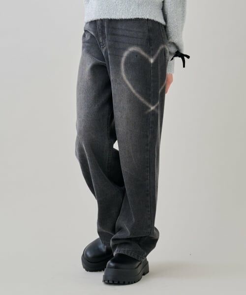 by LOVEiT / バイ ラビット その他パンツ | ハート抜染デニムパンツ（黒）