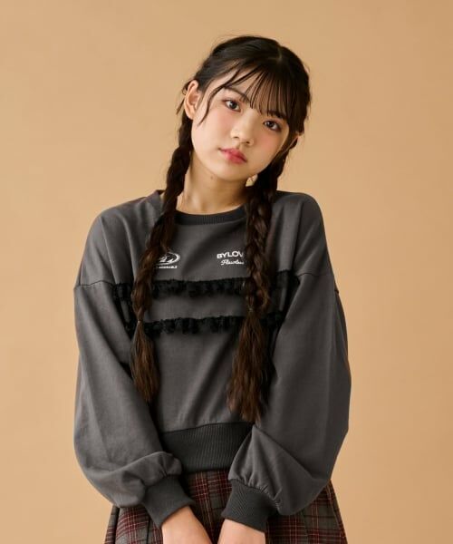 by LOVEiT / バイ ラビット スウェット | レースつきプルオーバー（チャコール）