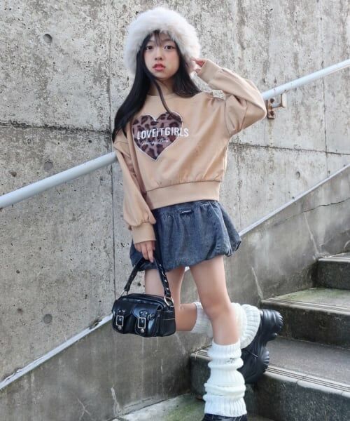 by LOVEiT / バイ ラビット スウェット | ハートパッチ肩開きトレーナー | 詳細1