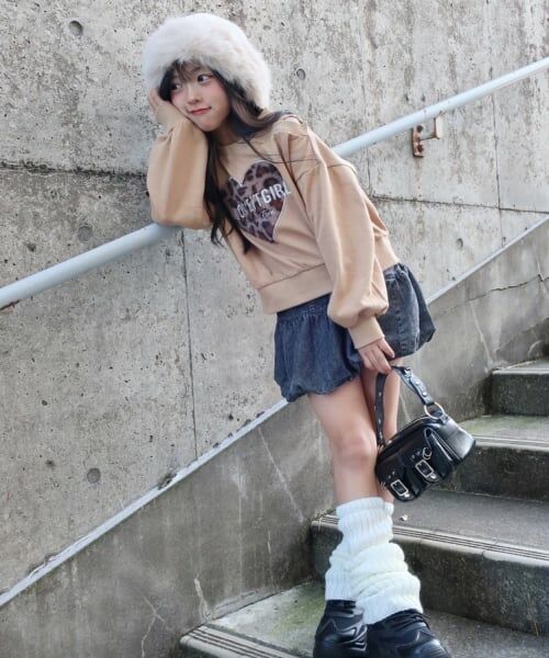 by LOVEiT / バイ ラビット スウェット | ハートパッチ肩開きトレーナー | 詳細2