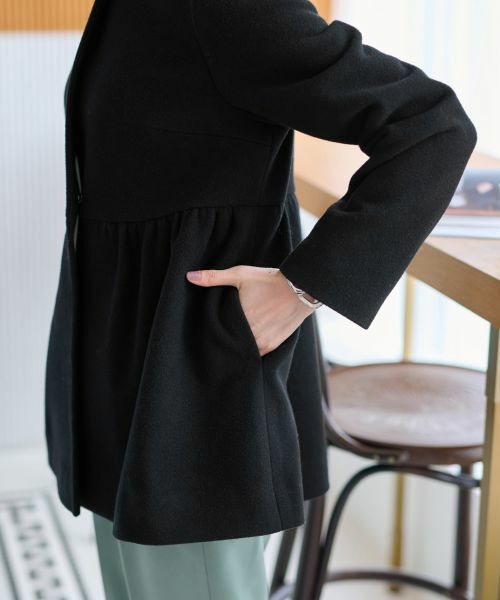 CARA O CRUZ / キャラ・オ・クルス テーラードジャケット | パール調ボタンの切替ギャザージャケット | 詳細22