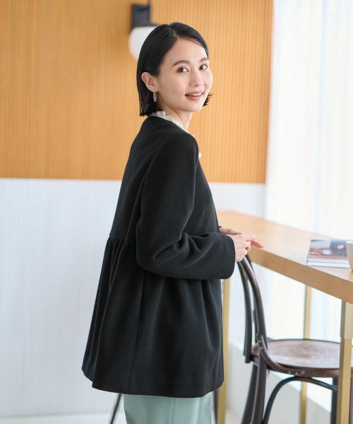 CARA O CRUZ / キャラ・オ・クルス テーラードジャケット | パール調ボタンの切替ギャザージャケット | 詳細6