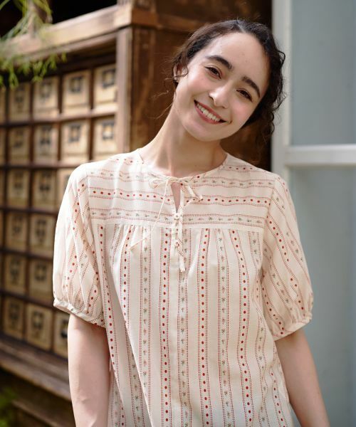 CARA O CRUZ / キャラ・オ・クルス シャツ・ブラウス | ドットと花柄のタイブラウス【DEVEAUX】 | 詳細3