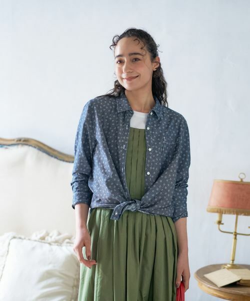 CARA O CRUZ / キャラ・オ・クルス シャツ・ブラウス | 小花柄インディゴデニムシャツ | 詳細1