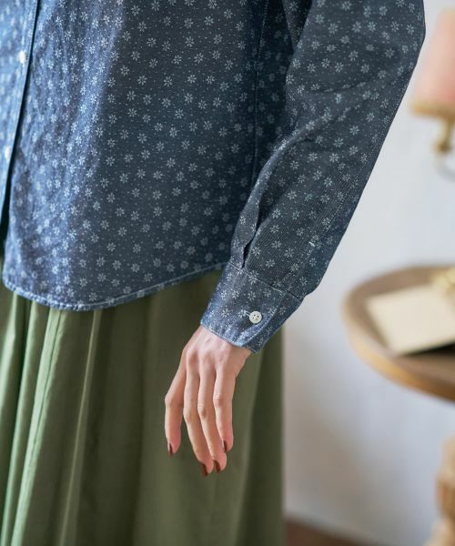 CARA O CRUZ / キャラ・オ・クルス シャツ・ブラウス | 小花柄インディゴデニムシャツ | 詳細13