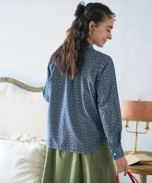 CARA O CRUZ / キャラ・オ・クルス シャツ・ブラウス | 小花柄インディゴデニムシャツ | 詳細8