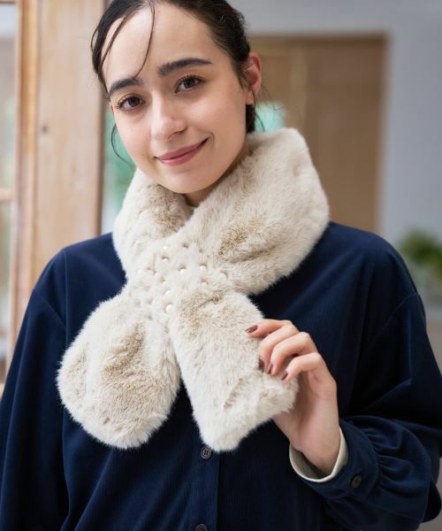 CARA O CRUZ / キャラ・オ・クルス マフラー・ショール・スヌード・ストール | ビジュー付き フェイクファーストール | 詳細3