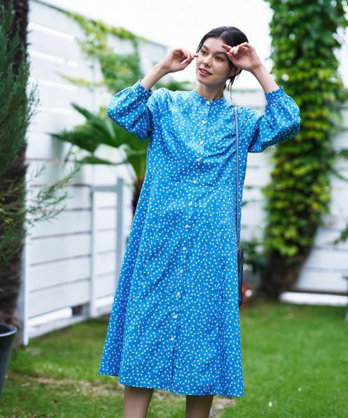 CARA O CRUZ / キャラ・オ・クルス ドレス | あらえる 花柄スタンドカラーワンピース【CoC by CARA O CRUZ】（コバルトブルー）