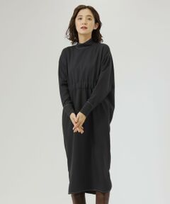 <br /><br /><br>【CAST:キャストコロン 2022年秋冬アイテム】<br><br>【Design】<br>バックボタンブワンピースのデザインをベースに、ウォーム感のある冬仕様の素材にアップデートしました。<br>ウエスト部分は程良くシェイプしたデザインを施しているので、着用した際のボディシルエットが美しく決まります。<br>フロントのギャザーの位置を微調節し、全体のシルエットがより引き立つよう改善しています。<br><br>【Fabric】<br>軽量感があり、ウールの様な表面感とふくらみのあるポリエステル素材。<br>シワにもなりにくくストレッチ性にも優れ、デイリー着用に適した万能素材です。<br><br>【Styling】<br>前後どこから見てもシルエットが美しいデザインワンピース。<br>程よい抜け感と緩みがありながら、女性らしい柔らかな印象に導くモードアイテムです。<br><br>●洗濯：手洗い可<br /><br /><br><br>※この商品はサンプルでの撮影を行っています。<br>実際の商品とイメージ、サイズ、品質表示、原産国等が異なる場合がございます。<br /><br /><br><br>※店頭及び屋外での撮影画像は、光の当たり具合で色味が違って見える場合があります。商品の色味は、スタジオ撮影の画像をご参照ください。