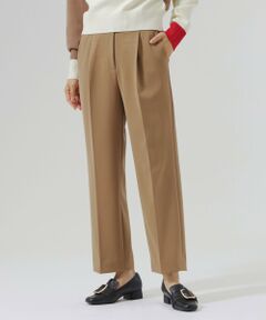 <br /><br /><br>【CAST:キャストコロン 定番アイテム】<br><br>【Design】<br>スタイルアップシルエットと履きやすさを追求し、プロフェッショナルなパタンナー集団「SANYO ENJIN」とCAST:が共同開発した、こだわりのセミワイドパンツ。<br>毎シーズン人気のコラボパンツに、従来のパーフェクトなスタイルアップシルエットにプラスして「洗っても消えにくいセンタープレス」を開発すべく、それを叶えられる素材、加工を研究しリニューアル。<br>シワになりにくく、ケアのしやすさもプラスした新しいSANYO ENJIN×CAST:コラボパンツが完成しました。<br><br>【Fabric】<br>程よいハリ感を感じる上質な生地は、シワになりにくくイージーケア性も兼ね備えた、日常着用に適した優秀な素材です。<br><br>【Styling】<br>多様なスタイリング・体型にフィットする、履き心地とシルエットの美しさを追及したこだわりのパンツ。<br>ベーシックなカラー展開で様々なシーンに対応してくれるCAST:一押しの優秀パンツです。<br><br>●洗濯：手洗い可<br /><br /><br><br>※この商品はサンプルでの撮影を行っています。<br>実際の商品とイメージ、サイズ、品質表示、原産国等が異なる場合がございます。<br /><br /><br><br>※店頭及び屋外での撮影画像は、光の当たり具合で色味が違って見える場合があります。商品の色味は、スタジオ撮影の画像をご参照ください。