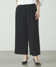 <br /><br />【CAST:キャストコロン 2025年春夏アイテム】<br><br>【Design】<br>フェザー調の生地を使った、トレンド感のある大きめタックのワイドストレートパンツ。<br>ウエスト部分はサテン生地をコンビさせ、ゴム仕様にしています。<br>華やかさもありながらイージーな履き心地で、きちんと感とリラックス感が両立したパンツになっています。<br><br>【Fabric】<br>程良い透け感と軽さが特徴のシフォン素材です。<br>軽い羽根のような表面が特徴で、華やかな雰囲気のある素材です。<br><br>【Styling】<br>華やかさときちんと感があるので、オンオフで活躍します。<br>同素材のブラウス（N5M05519）との合わせもおススメです。<br><br><br>●洗濯：手洗い可<br><br><br>透け感：あり<br>伸縮性：なし<br>生地の厚さ：薄い<br>おすすめ着用期間：春、夏<br /><br />※この商品はサンプルでの撮影を行っています。<br>実際の商品とイメージ、サイズ、品質表示、原産国等が異なる場合がございます。<br /><br /><br><br>※店頭及び屋外での撮影画像は、光の当たり具合で色味が違って見える場合があります。商品の色味は、スタジオ撮影の画像をご参照ください。