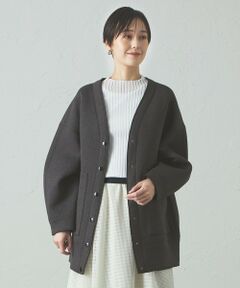 <br /><br />【CAST:キャストコロン 2025年秋冬アイテム】<br><br>【Design】<br>カーディガン感覚で着られる、ミドル丈ブルゾン。<br>肉厚でボリューム感がありながら、サッと羽織りやすい軽さが魅力です。<br>フラットシームな仕様で、裾や生地端の始末などにもこだわって仕上げています。<br>ドット釦を配色にして、CAST:らしいモード感をプラスしました。他にはないブルゾンに仕上がっています。<br>【Fabric】<br>特殊なジャガード機を使用し、表面と裏面の距離をあえて離し太い糸で繋ぐことでボンディングのようなハリ・膨らみ・肉感を表現したダンボール素材です。<br>【Styling】<br>中にカットソーやニットを重ね着することも出来るサイズ感で、レイヤードスタイルが楽しめます。<br>スッキリしたボトムスや、ロングスカートとの合わせがおススメです。<br><br><br>●洗濯：手洗い可<br><br><br>透け感：なし<br>伸縮性：あり<br>生地の厚さ：厚い<br>おすすめ着用期間：春、秋、冬<br /><br />※この商品はサンプルでの撮影を行っています。<br>実際の商品とイメージ、サイズ、品質表示、原産国等が異なる場合がございます。<br /><br /><br><br>※店頭及び屋外での撮影画像は、光の当たり具合で色味が違って見える場合があります。商品の色味は、スタジオ撮影の画像をご参照ください。