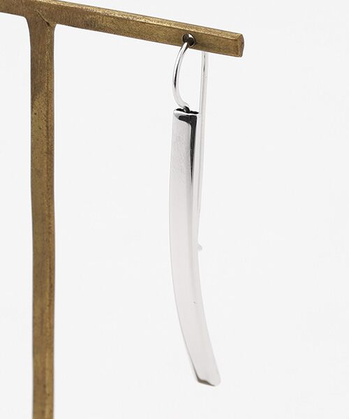 CHRISTIAN BERNARD PARIS / クリスチャン ベルナール パリ ピアス・イヤリング | シルバー　バーモチーフフックピアス | 詳細2