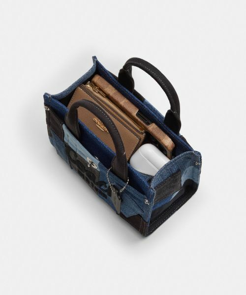 COACH パッチワーク トートバック デニム 公式】COACH – コーチ | カーゴ トート バッグ 26・パッチワーク