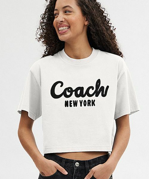 COACH/コーチ カーシヴ シグネチャー クロップド Tシャツ WHITE XS COACH/コーチ カーシヴ シグネチャー クロップド Tシャツ WHITE XS