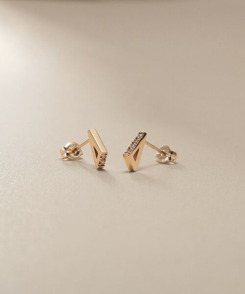 COCOSHNIK/ココシュニック K10ダイヤモンド トライアングルシェイプ スタッドピアス イエローゴールド(104) 00 COCOSHNIK/ココシュニック K10ダイヤモンド トライアングルシェイプ スタッドピアス イエローゴールド(104) 00