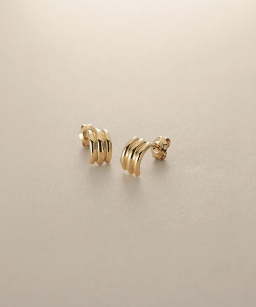 COCOSHNIK / ココシュニック ピアス・イヤリング | K18【サステナブル】甲丸トリプルアーチ スタッドピアス（イエローゴールド(100)）