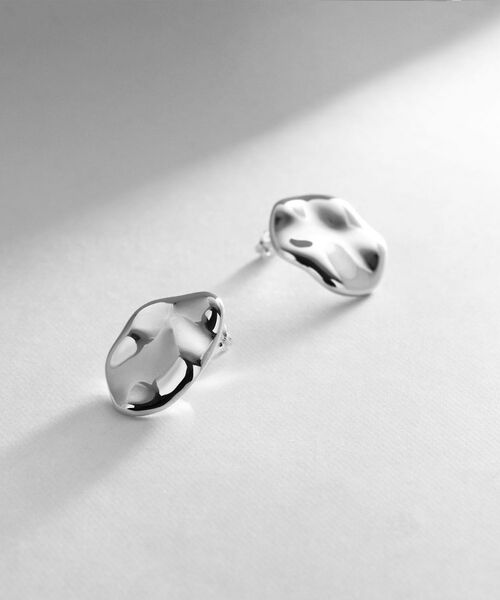 COCOSHNIK ONKITSCH / ココシュニックオンキッチュ ピアス・イヤリング | シルバー ニュアンスピアス アシンメプレート | 詳細1