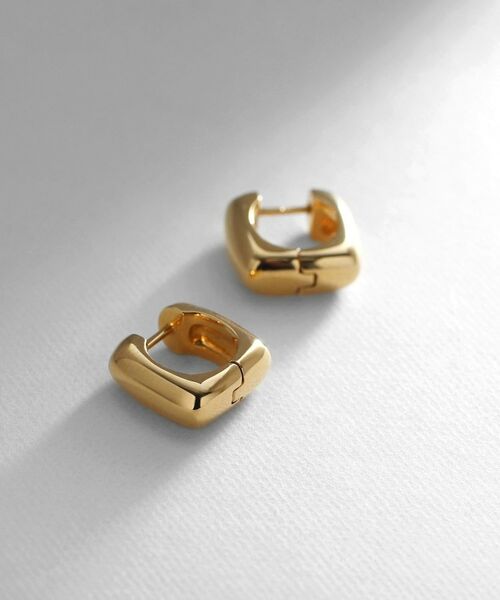 COCOSHNIK ONKITSCH / ココシュニックオンキッチュ ピアス・イヤリング | シルバー ハギーフープ スクエアピアス GP（ゴールド(600)）