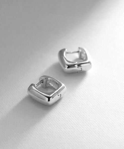 COCOSHNIK ONKITSCH / ココシュニックオンキッチュ ピアス・イヤリング | シルバー ハギーフープ スクエアピアス（シルバー(600)）