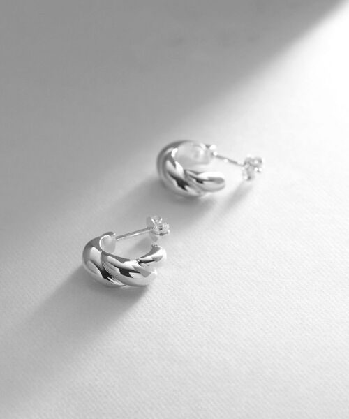 COCOSHNIK ONKITSCH / ココシュニックオンキッチュ ピアス・イヤリング | シルバー スモールフープ クロワッサンピアス | 詳細1