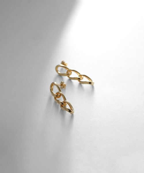 COCOSHNIK ONKITSCH / ココシュニックオンキッチュ ピアス・イヤリング | シルバー カーブチェーン ストレートピアス GP | 詳細1