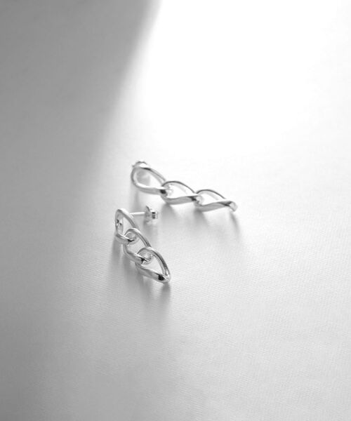 COCOSHNIK ONKITSCH / ココシュニックオンキッチュ ピアス・イヤリング | シルバー カーブチェーン ストレートピアス | 詳細1