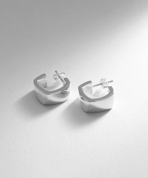 COCOSHNIK ONKITSCH / ココシュニックオンキッチュ ピアス・イヤリング | シルバー ツイストスクエア ピアス | 詳細1