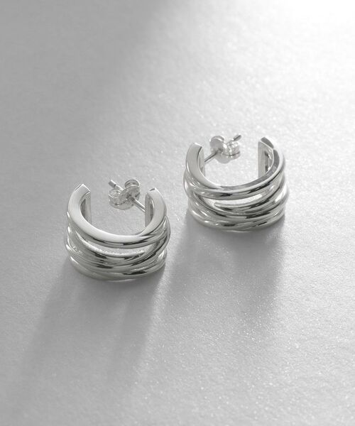 COCOSHNIK ONKITSCH / ココシュニックオンキッチュ ピアス・イヤリング | シルバー スモールフープ クロッシングライン ピアス（シルバー(600)）