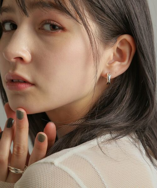 COCOSHNIK ONKITSCH / ココシュニックオンキッチュ ピアス・イヤリング | シルバー スモールフープ プランプクロスピアス | 詳細10