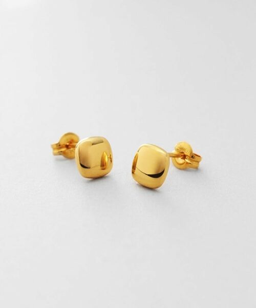 COCOSHNIK ONKITSCH / ココシュニックオンキッチュ ピアス・イヤリング | シルバー クッションシェイプ スタッドピアス GP（ゴールド(600)）