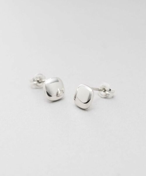 COCOSHNIK ONKITSCH / ココシュニックオンキッチュ ピアス・イヤリング | シルバー クッションシェイプ スタッドピアス（シルバー(600)）