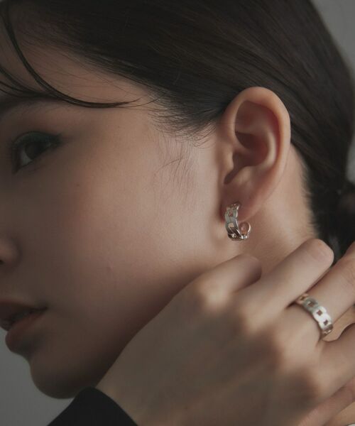 COCOSHNIK ONKITSCH / ココシュニックオンキッチュ ピアス・イヤリング | シルバー フラットカーブチェーンモチーフピアス | 詳細14
