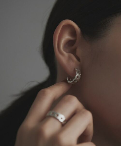 COCOSHNIK ONKITSCH / ココシュニックオンキッチュ ピアス・イヤリング | シルバー フラットカーブチェーンモチーフピアス | 詳細7