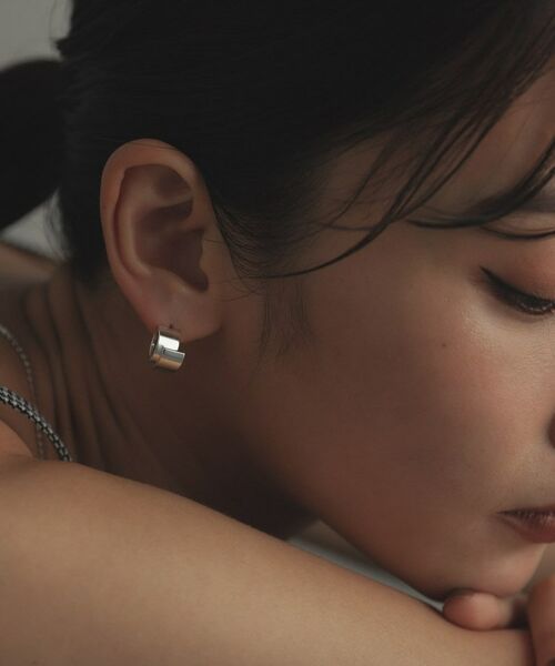 COCOSHNIK ONKITSCH / ココシュニックオンキッチュ ピアス・イヤリング | シルバー スモールフープ スライドプレートピアス | 詳細10