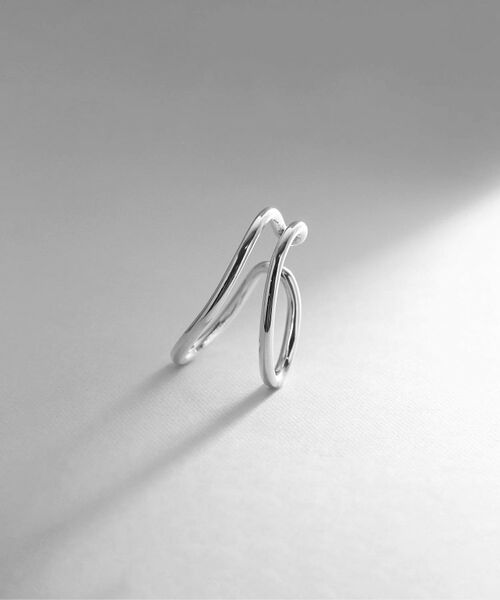 COCOSHNIK ONKITSCH / ココシュニックオンキッチュ ピアス・イヤリング | シルバー ニュアンスライン ダブルオーバルイヤーカフ（シルバー(600)）