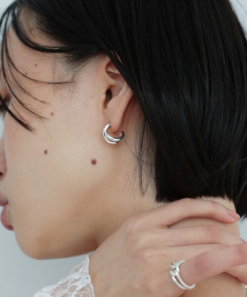 COCOSHNIK ONKITSCH / ココシュニックオンキッチュ ピアス・イヤリング | シルバー スモールフープ クロスループピアス | 詳細8