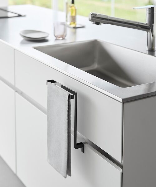 collex / コレックス インテリア・生活雑貨・ホビー・ステーショナリー | 【tower】シンク下収納扉タオルハンガー 高さ20.5㎝（ブラック）