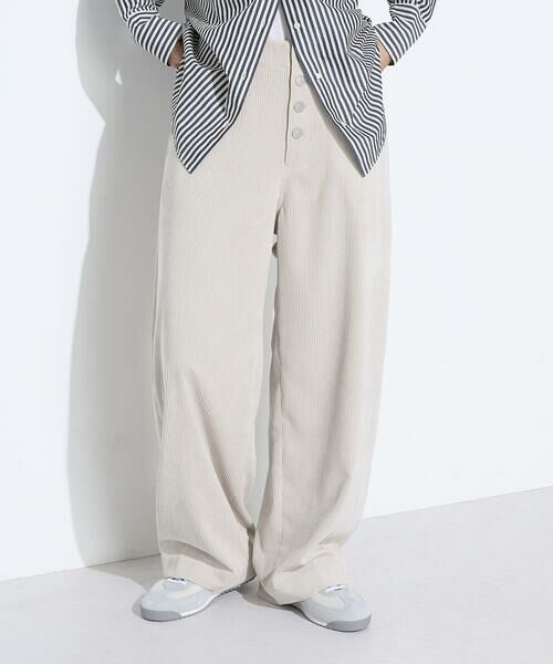 シーズンムードを高める、コーデュロイカーブパンツ
