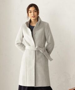 <素材><br>よこ糸にアンゴラ１００％を使い、起毛し柔らかに仕上げたビーバー素材。アンゴラ混率を高くする事で起毛した毛足に、アンゴラの素材感を活かした高品質な素材で、しなやかな仕上がりです。<br><br><デザイン><br>素材の良さを活かした、ベーシックなスタンドカラーコートです。広めのスタンドカラーなので前を閉めても首元に当たらず、きれいに着て頂けます。ベーシックな形なので、通勤から冠婚葬祭まで幅広く使っていただけます。<br><br>詳細画像model：H170 B80 W60 H86 着用サイズ：M