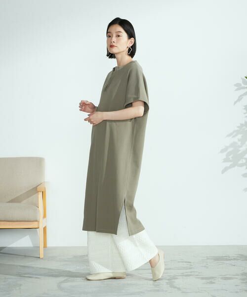 COMME CA ISM / コムサイズム ロング・マキシ丈ワンピース | キーネック ワンピース(カーキ)
