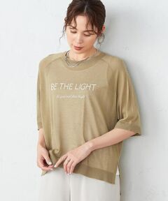 《デザイン》<br>ほんのり透け感のあるシアーニットにロゴプリントが新鮮なニットTシャツ。<br>シンプルで大人っぽい2段ロゴで、<br>大人カジュアルスタイルにぴったりな一枚です。<br>ゆったりしたシルエットですがシアー素材を使用しているので、<br>ラフすぎない印象に仕上がります。<br>ヒップが隠れる丈感で、<br>前後差のある着丈とスリットが入っているのでバランス良く決まります。<br><br>《素材》<br>レーヨン混の上品な光沢と<br>ドライタッチな清涼感のあるさらりとした肌触りの素材。<br><br>……………………<br>透け感：あり<br>厚さ：薄手<br>伸縮性：あり<br>光沢感：なし<br>洗濯方法：手洗い<br>……………………