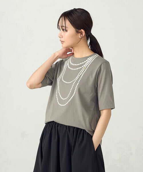 COMME CA ISM/コムサイズム パールネックレスプリント トロンプルイユTシャツ ブラウン F COMME CA ISM/コムサイズム パールネックレスプリント トロンプルイユTシャツ ブラウン F