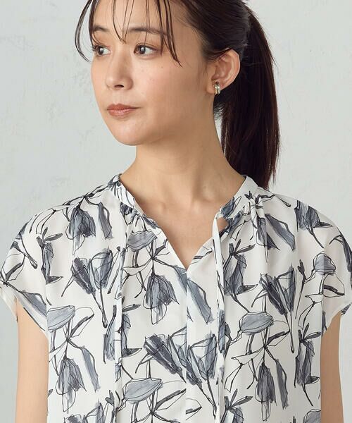COMME CA ISM / コムサイズム シャツ・ブラウス | ポリエステルデシンフラワープリント キャップスリーブブラウス | 詳細9