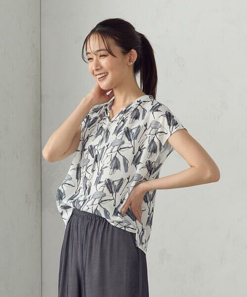 COMME CA ISM/コムサイズム ポリエステルデシンフラワープリント キャップスリーブブラウス オフホワイト L COMME CA ISM/コムサイズム ポリエステルデシンフラワープリント キャップスリーブブラウス オフホワイト L