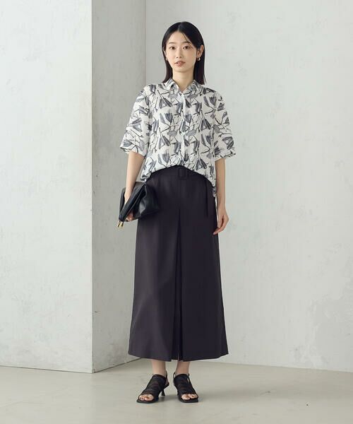 COMME CA ISM / コムサイズム シャツ・ブラウス | ポリエステルデシン フラワープリント クロップドシャツ | 詳細1