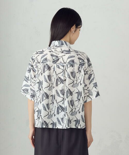 COMME CA ISM / コムサイズム シャツ・ブラウス | ポリエステルデシン フラワープリント クロップドシャツ | 詳細6