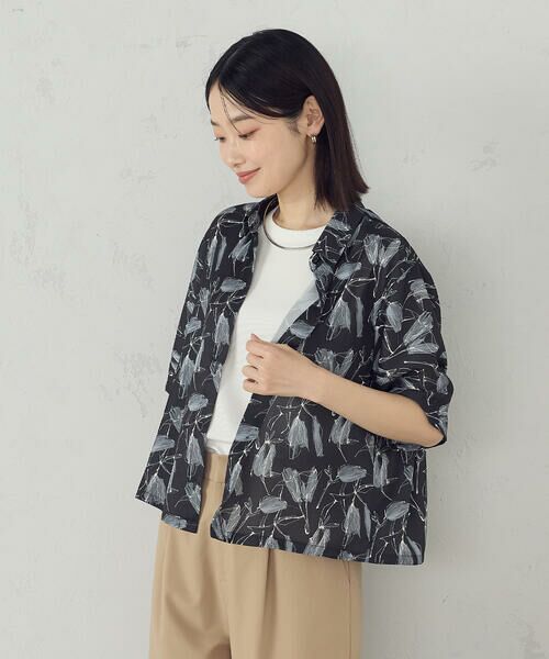 COMME CA ISM / コムサイズム シャツ・ブラウス | ポリエステルデシン フラワープリント クロップドシャツ | 詳細14