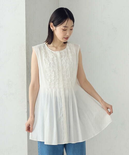 COMME CA ISM / コムサイズム シャツ・ブラウス | インドコットン スモッキング ノースリーブブラウス(ホワイト)